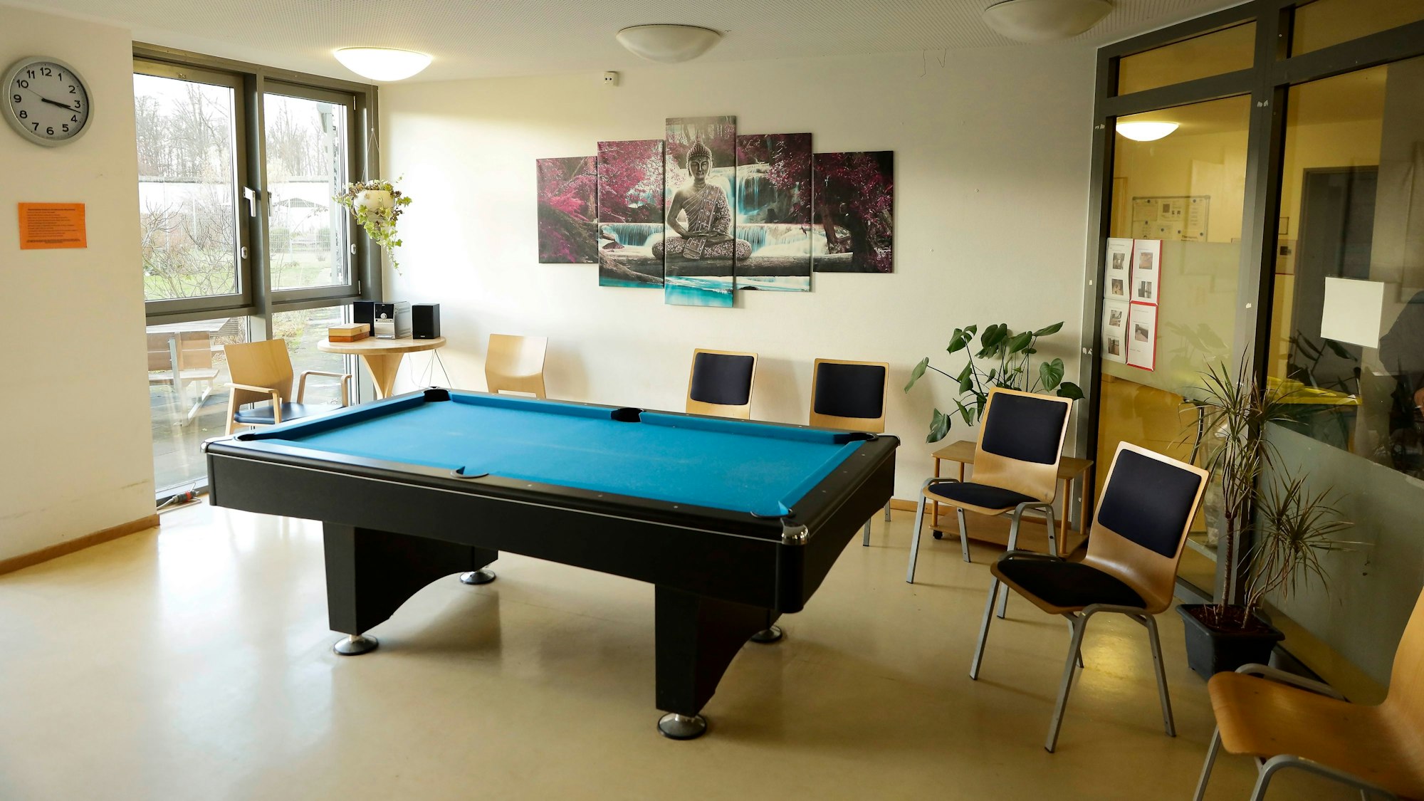 Blick in den Freizeitraum der Forensik in Köln-Porz: Ein Billiard-Tisch ist zu sehen.