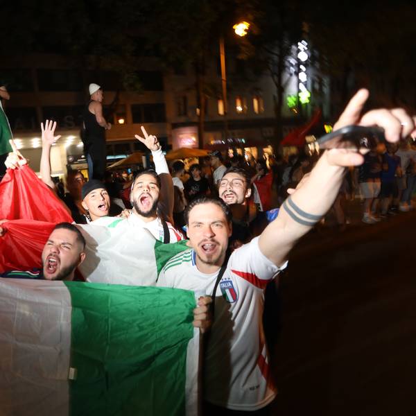 24.06.2024, Köln: Nach dem knappen Unentschieden gegen Kroatien bei der EM Jubelten Anhängerin und Anhänger der Italienschen Nationalmannschaft auf den Ringen. Foto: Arton Krasniqi