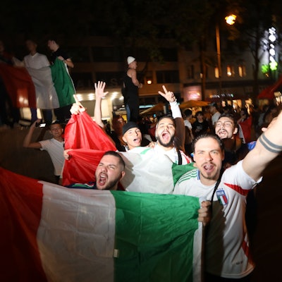 24.06.2024, Köln: Nach dem knappen Unentschieden gegen Kroatien bei der EM Jubelten Anhängerin und Anhänger der Italienschen Nationalmannschaft auf den Ringen.  Foto: Arton Krasniqi