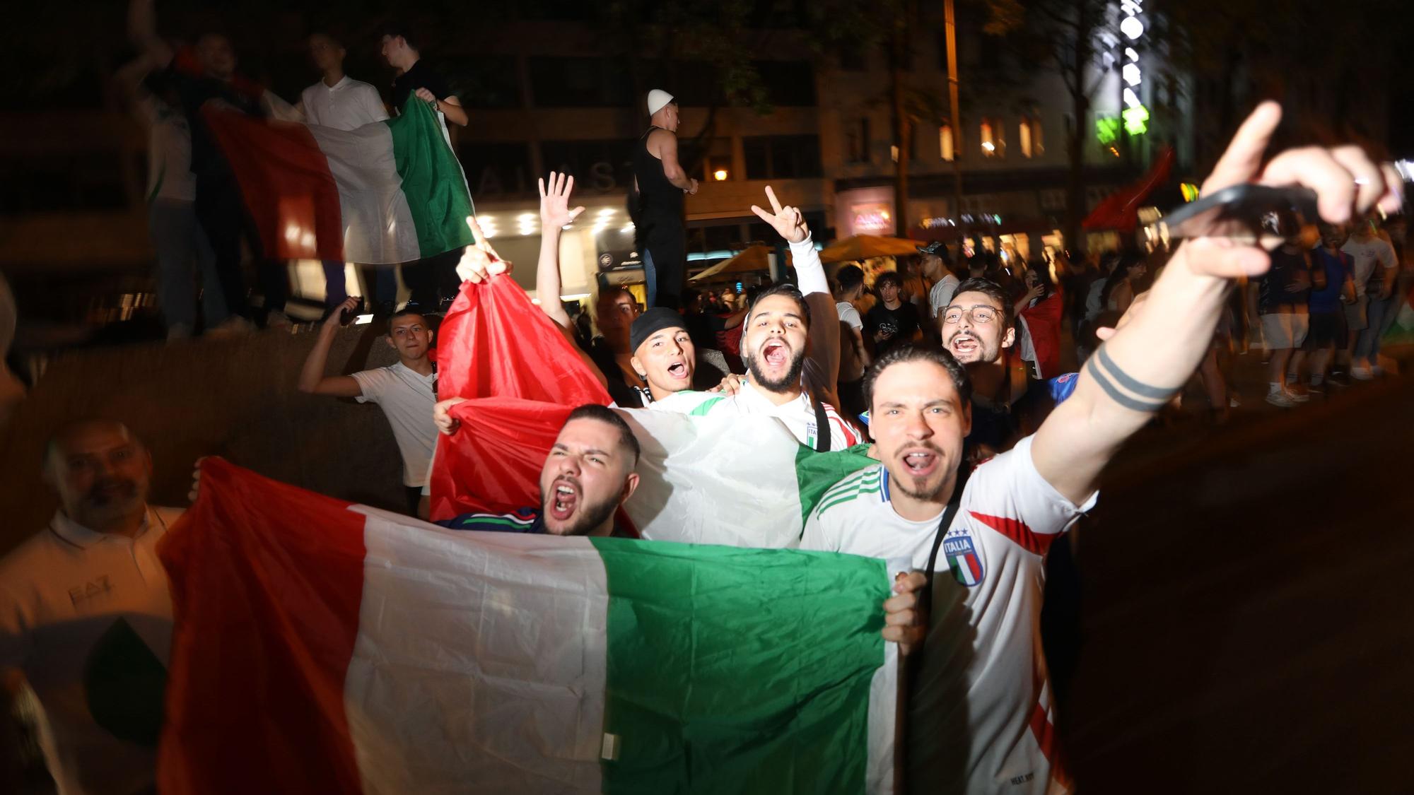 24.06.2024, Köln: Nach dem knappen Unentschieden gegen Kroatien bei der EM Jubelten Anhängerin und Anhänger der Italienschen Nationalmannschaft auf den Ringen. Foto: Arton Krasniqi