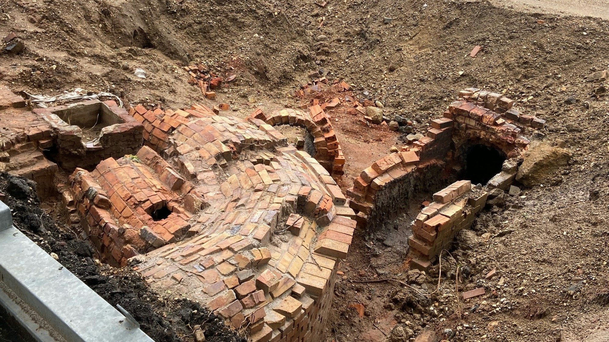 Auf dem Foto sind Reste einer alten Tonröhrenfabrik zu sehen.