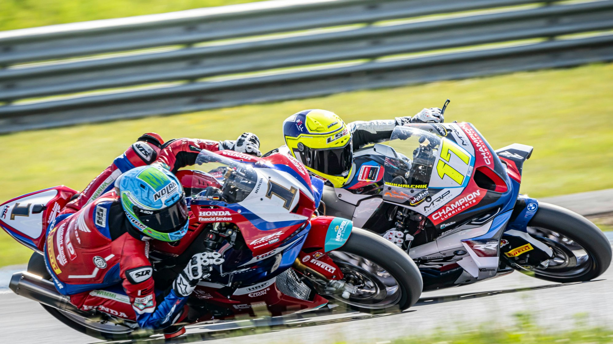 Zu sehen sind zwei Motorradrennfahrer