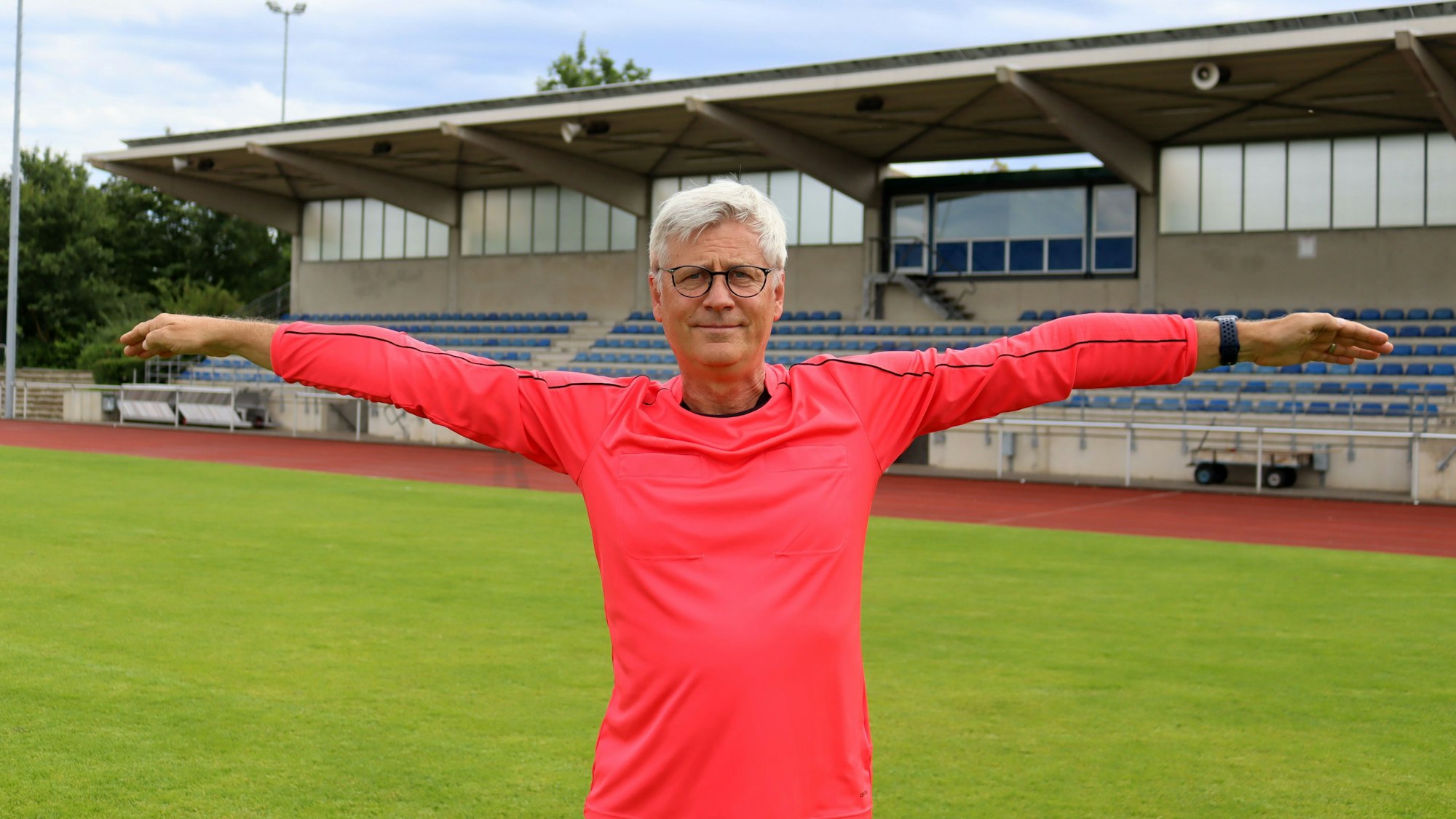 Ein Schiedsrichter breitet die Arme aus. Die Mannschaften müssen in die Strafräume.