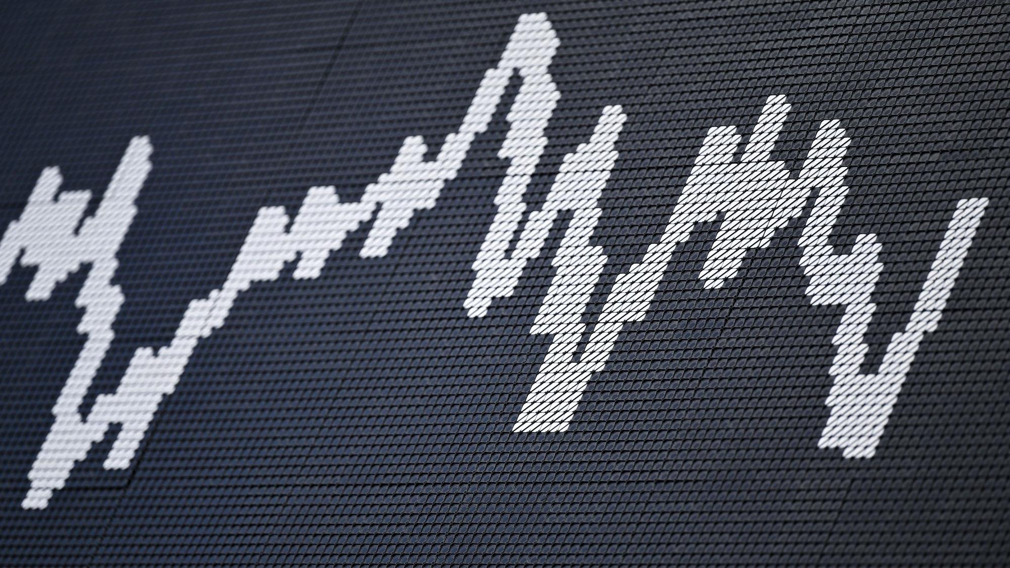 Die Dax-Kurve zeigt im Handelssaal der Frankfurter Börse ein Auf und Ab.
