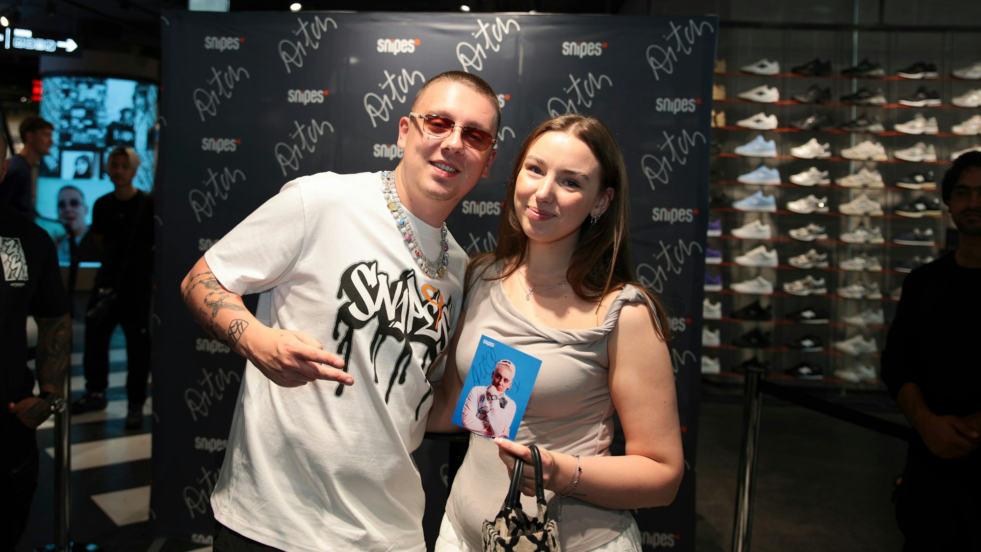 Rapper posiert mit junger Frau.