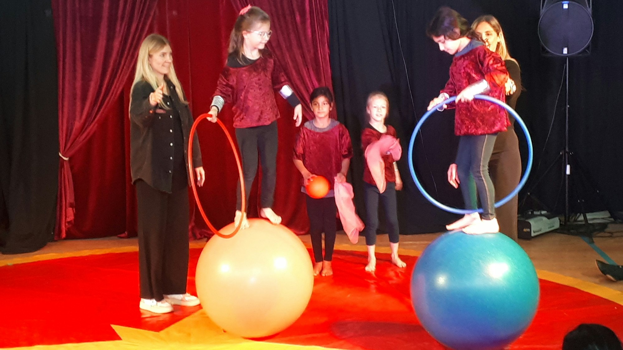 Ausschnitte aus der Abschluss-Show des Zirkusprojekts an der Grundschule Nesselrodestraße.