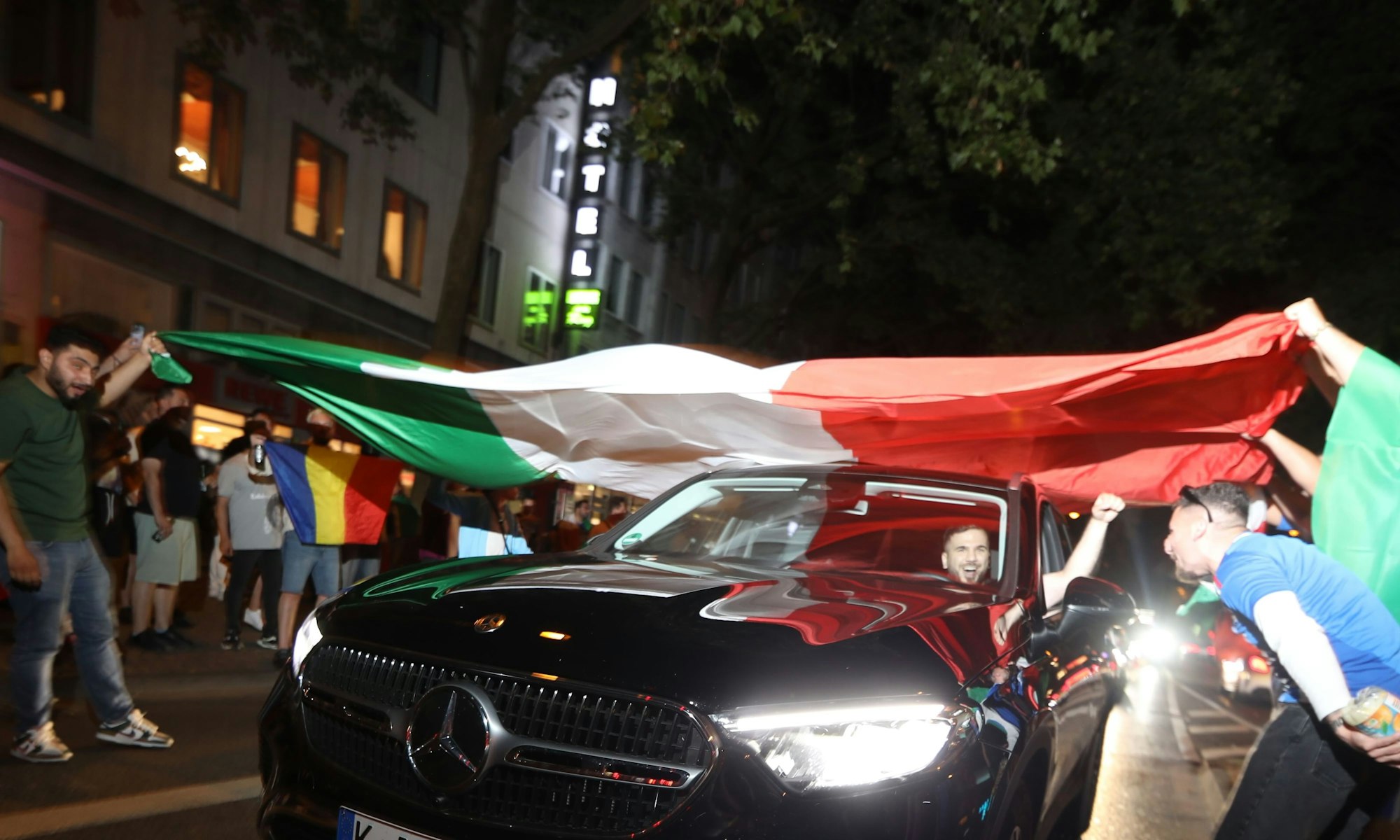 24.06.2024, Köln: Nach dem knappen Unentschieden gegen Kroatien bei der EM Jubelten Anhängerin und Anhänger der Italienschen Nationalmannschaft auf den Ringen. Foto: Arton Krasniqi