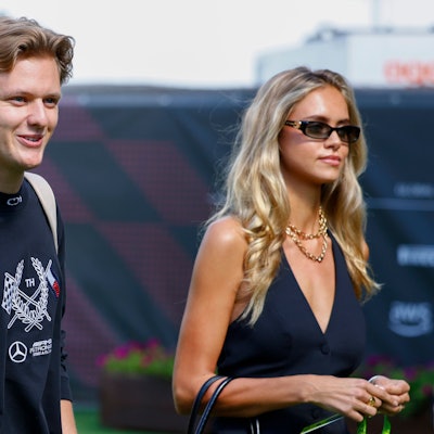 Mick Schumacher und seine Freundin Laila Hasanovic lachen.