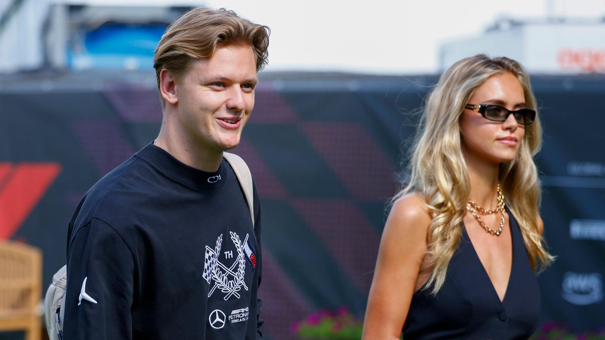 Mick Schumacher und seine Freundin Laila Hasanovic lachen.