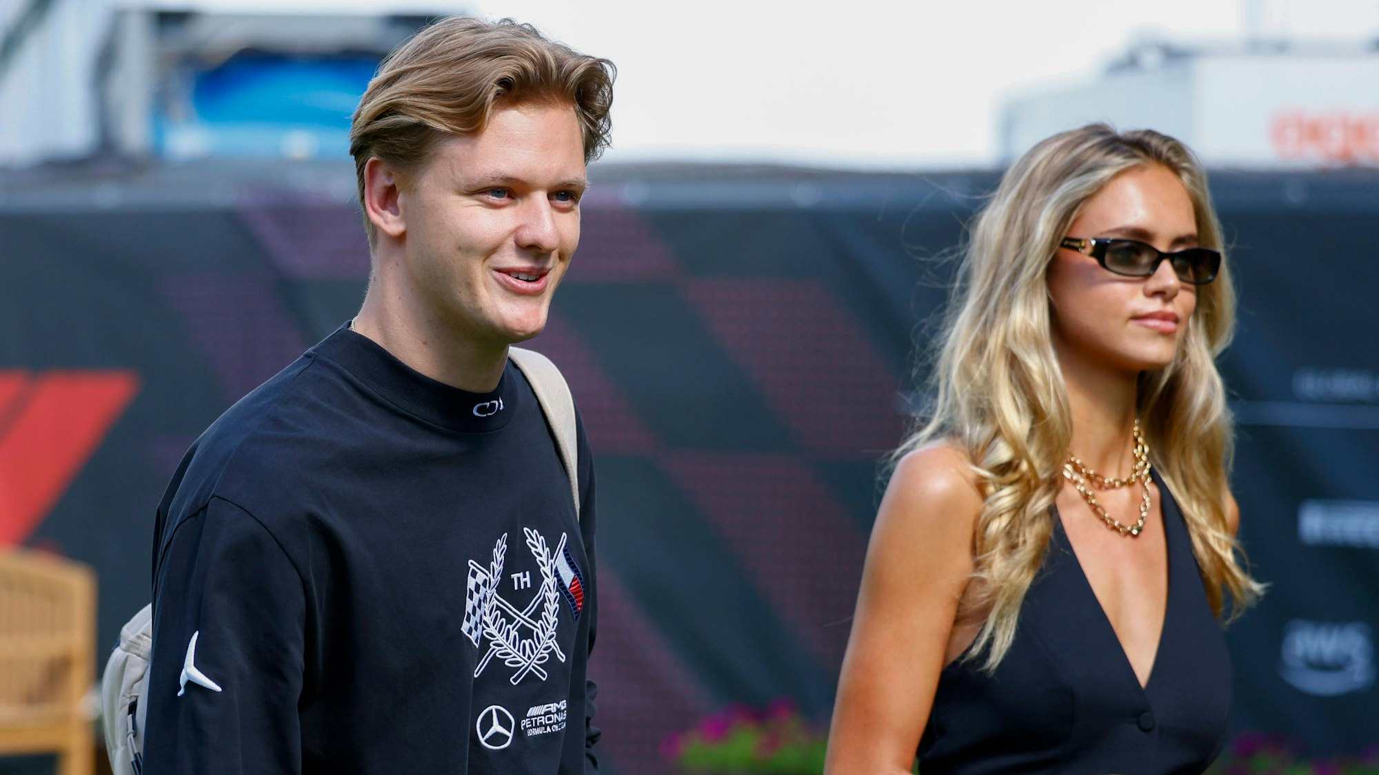 Mick Schumacher und seine Freundin Laila Hasanovic lachen.