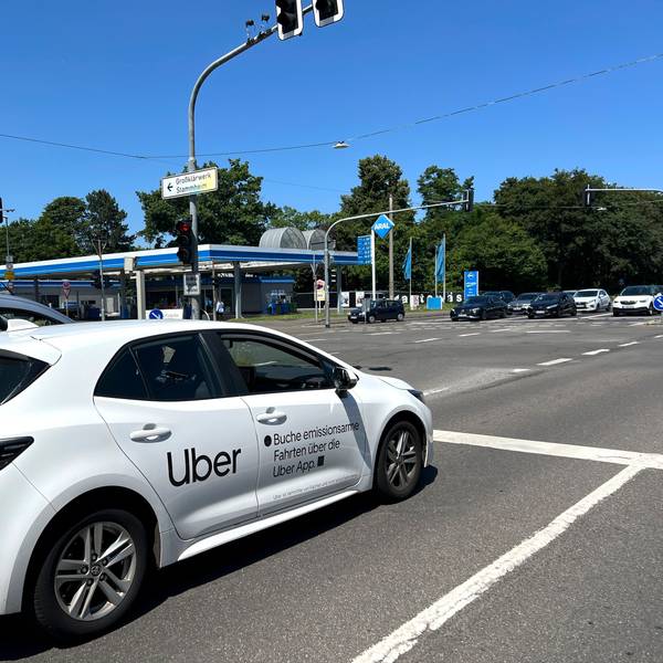 Ein Uber-Fahrzeug ist auf der B8 in Köln Stammheim auf dem Weg in Richtung Leverkusen.