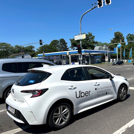 Ein Uber-Fahrzeug fährt auf der B8 in Köln Stammheim auf dem Weg in Richtung Leverkusen.