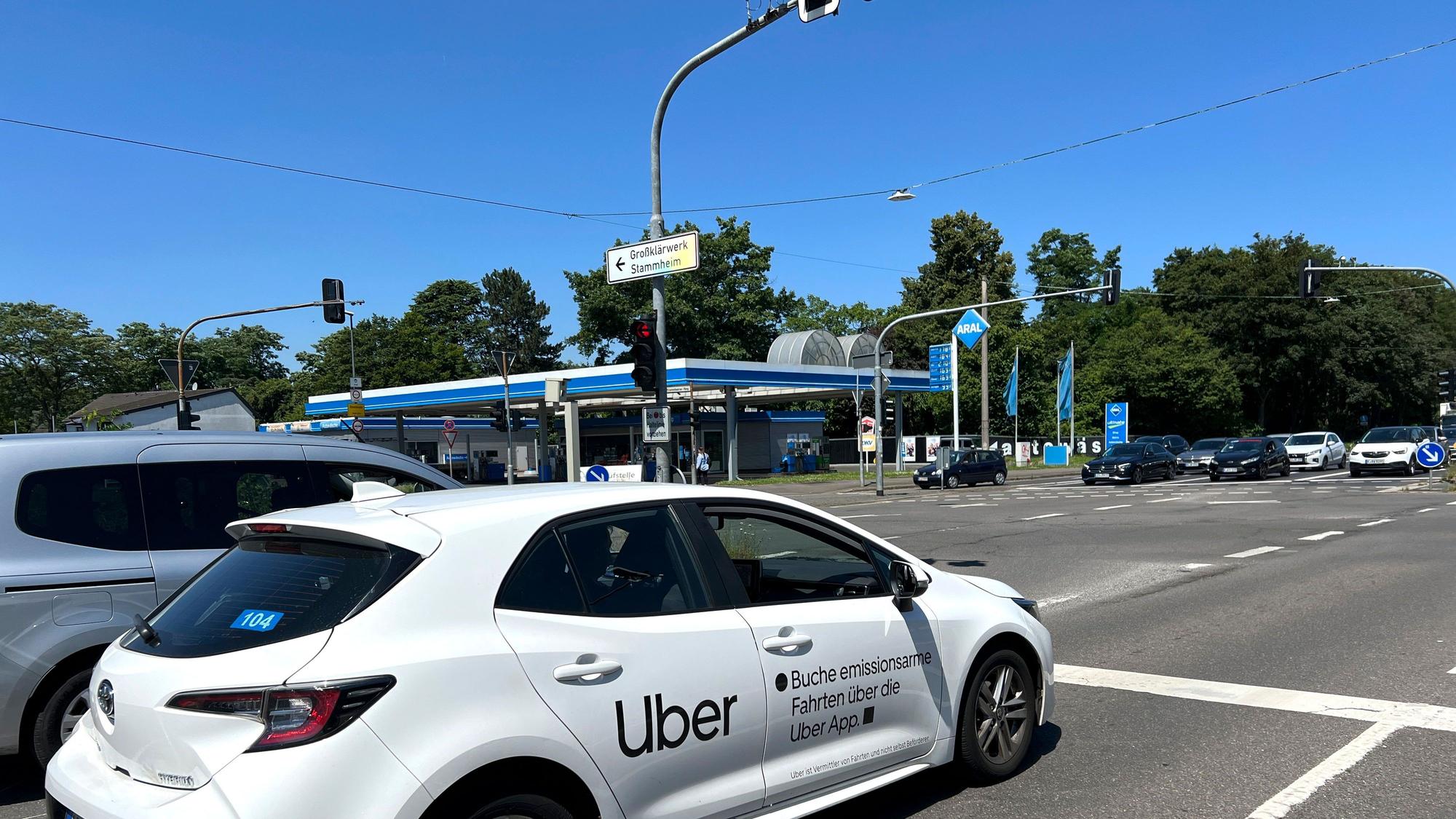 Ein Uber-Fahrzeug ist auf der B8 in Köln Stammheim auf dem Weg in Richtung Leverkusen.
