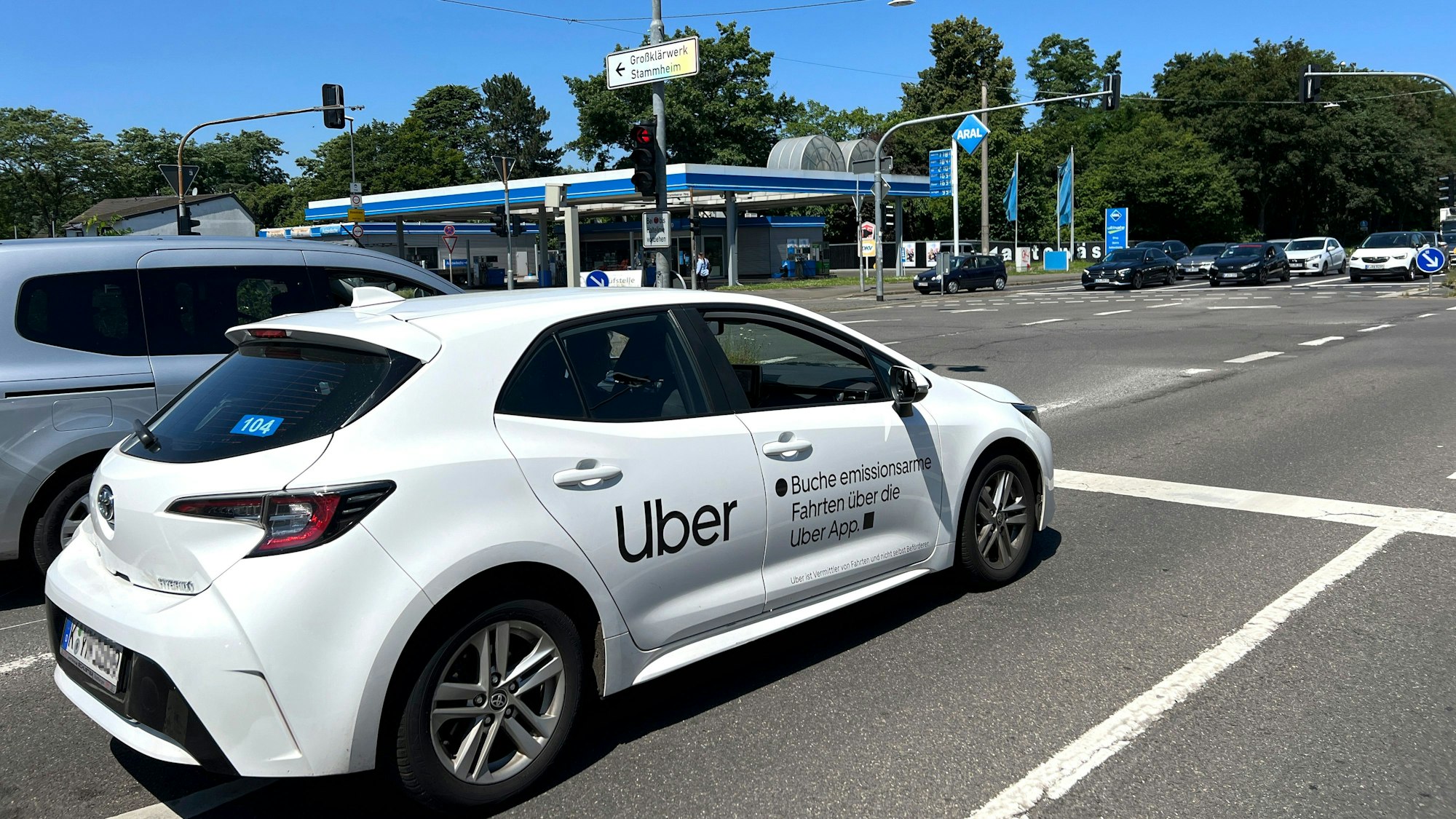Ein Uber-Fahrzeug ist auf der B8 in Köln Stammheim auf dem Weg in Richtung Leverkusen. Foto: Ralf Krieger