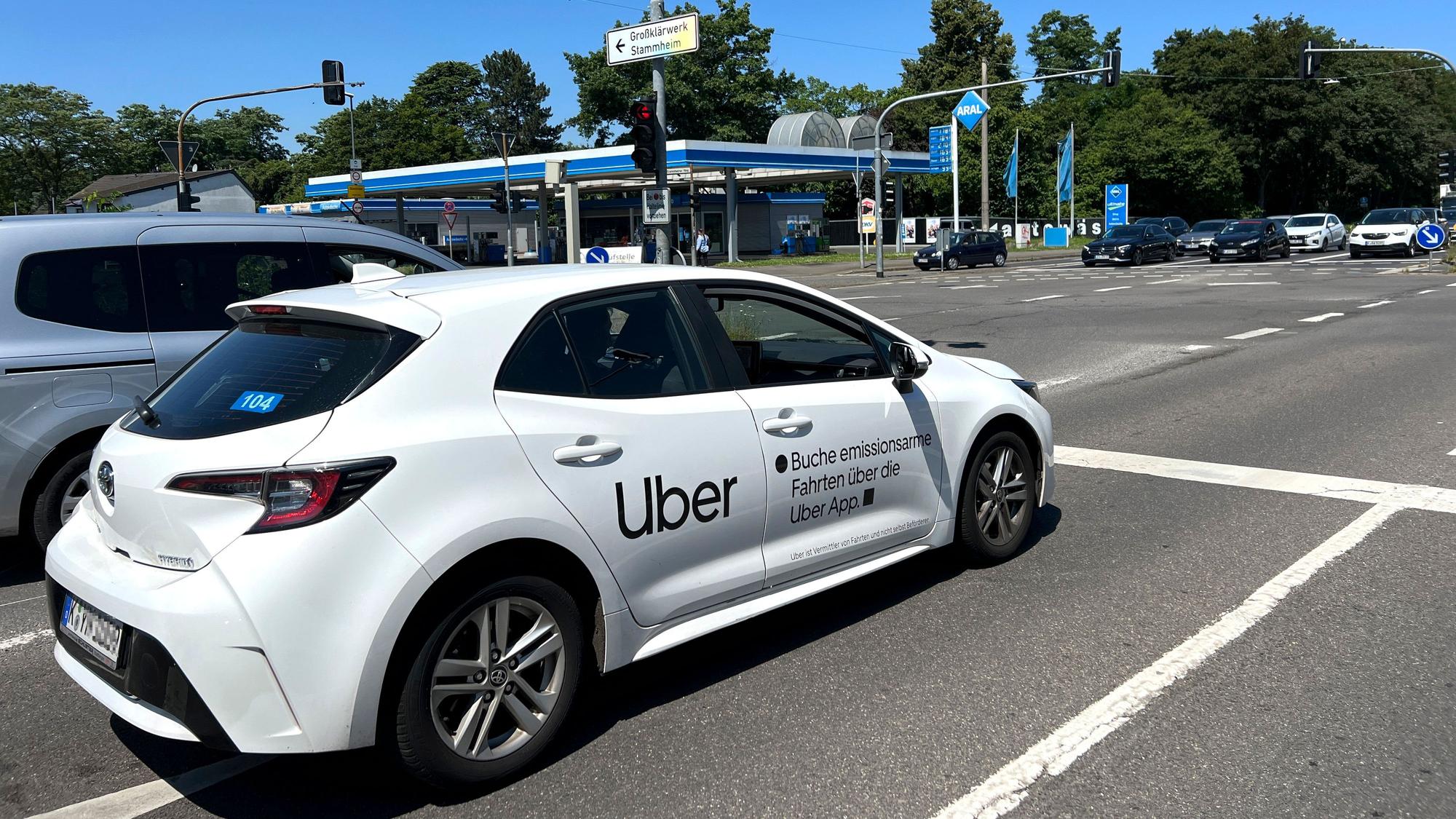 Ein Uber-Fahrzeug ist auf der B8 in Köln Stammheim auf dem Weg in Richtung Leverkusen. Foto: Ralf Krieger