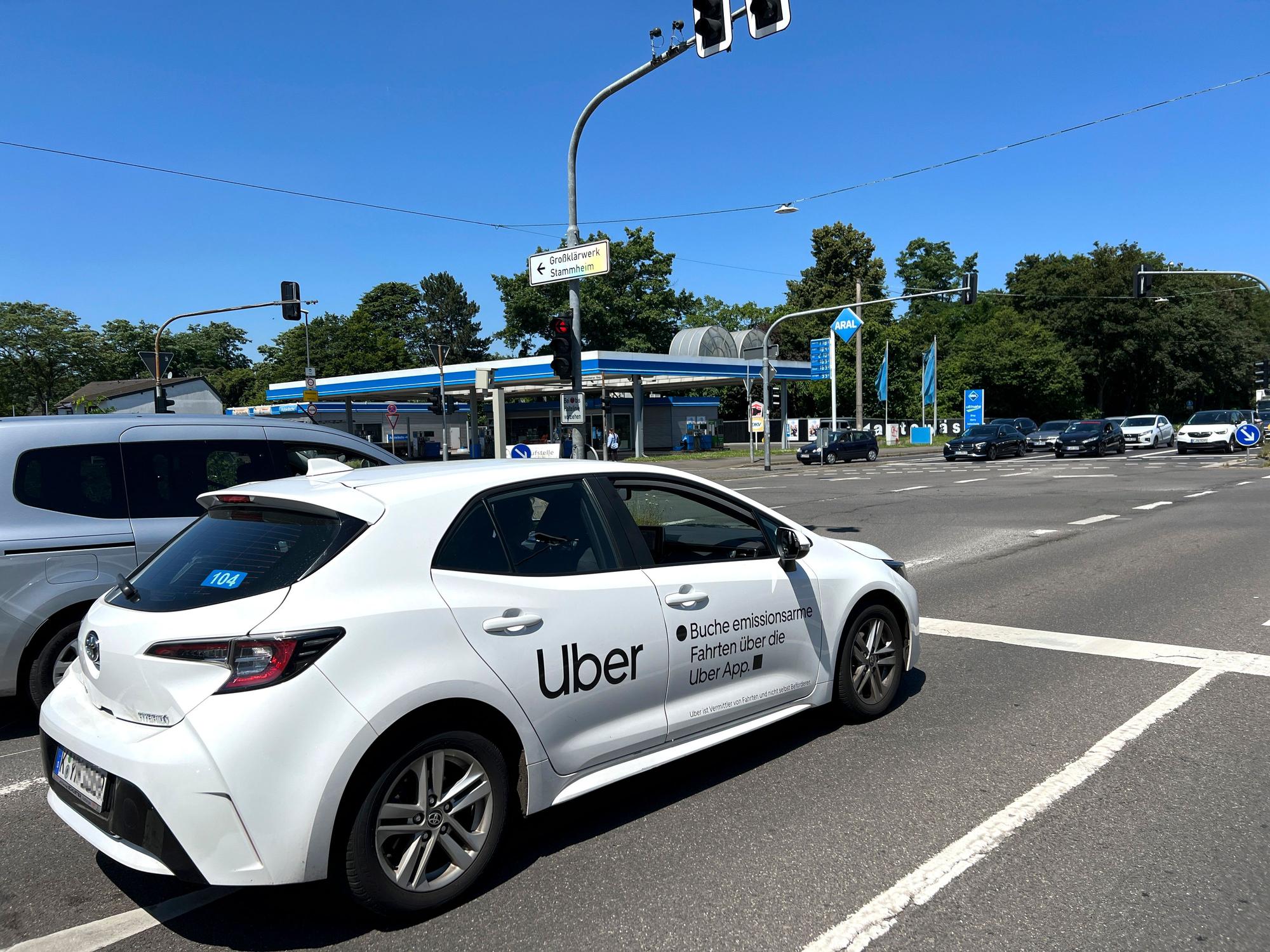 Ein Uber-Fahrzeug ist auf der B8 in Köln Stammheim auf dem Weg in Richtung Leverkusen.