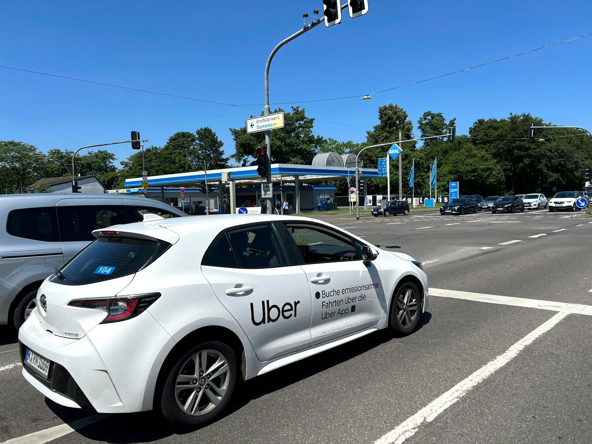 Ein Uber-Fahrzeug ist auf der B8 in Köln Stammheim auf dem Weg in Richtung Leverkusen.