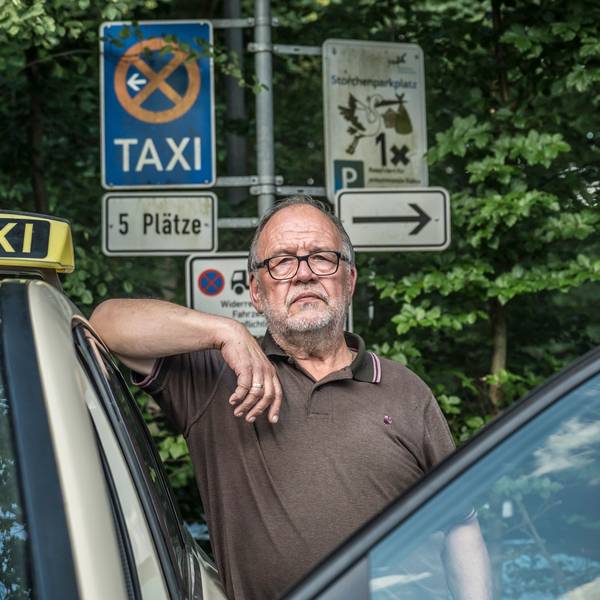 Taxifahrer Horst Müller (hier am Klinikum auf dem Taxiplatz) ist genervt von der expansiven Art von Uber.