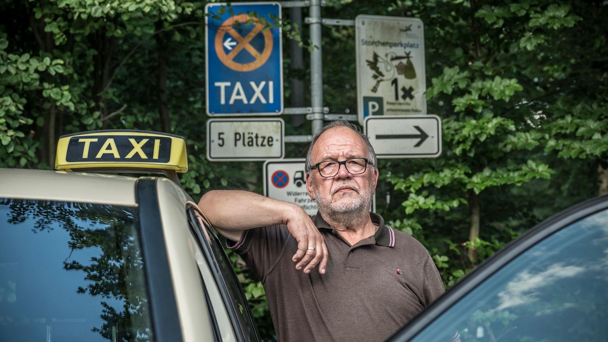 Taxifahrer Horst Müller (hier am Klinikum auf dem Taxiplatz) ist genervt von der expansiven Art von Uber.