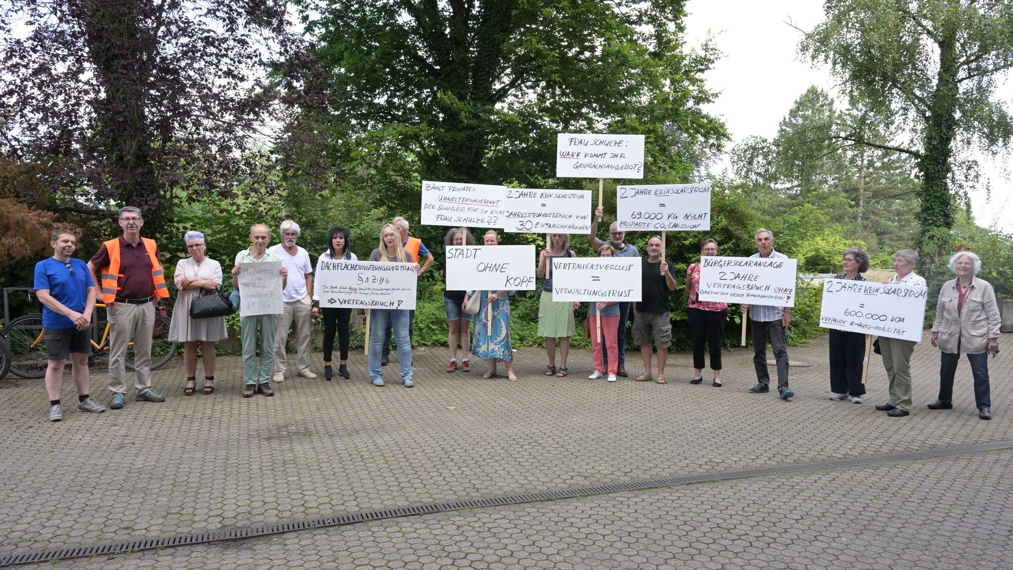 Mit Plakaten protestierten unzufriedene Bürger vor der jüngsten Stadtratssitzung in Rösrath.