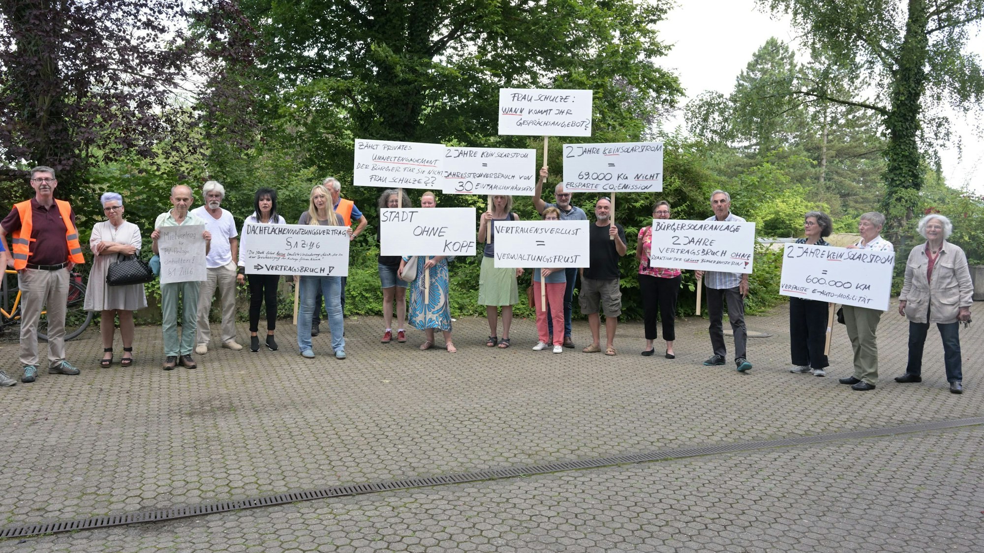 Bürger halten Plakate hoch.