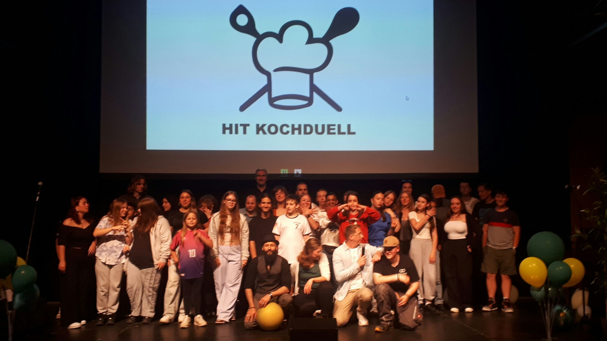 Abschlussfoto mit jungen Köchinnen und Köchen.