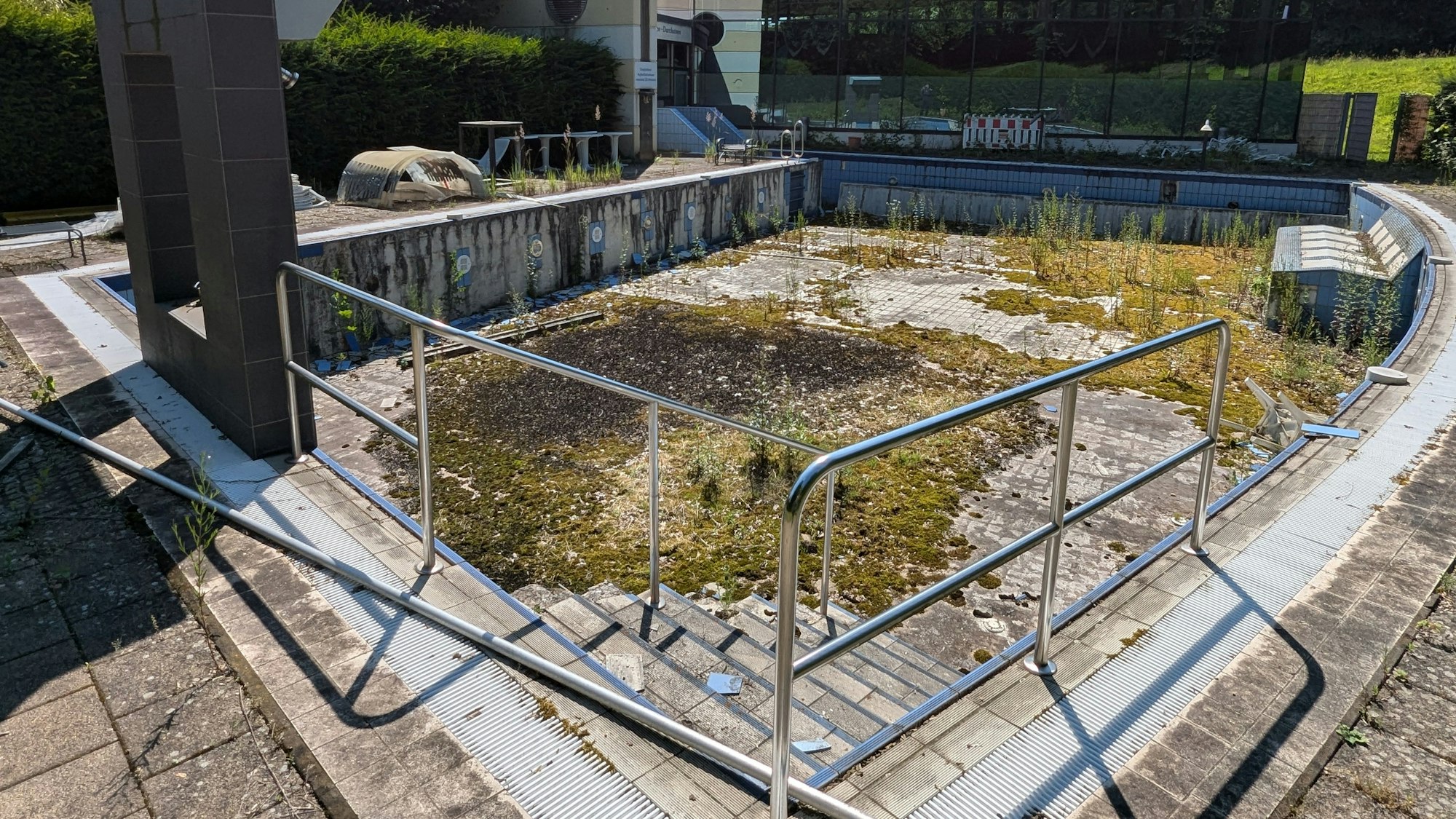 Das Foto zeigt die Schäden am leeren Solebecken im Außenbereich des Familienbads.