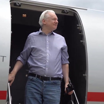 Julian Assange bei seiner Ankunft in Bangkok nach seiner Entlassung aus dem Gefängnis.