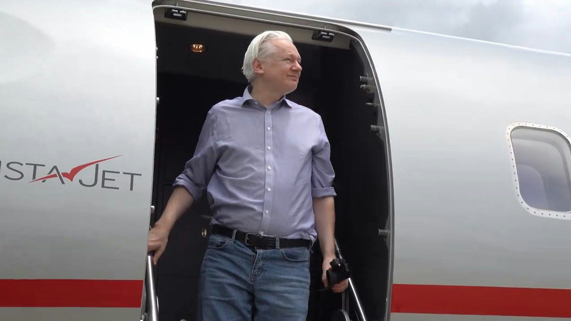 Julian Assange bei seiner Ankunft in Bangkok nach seiner Entlassung aus dem Gefängnis.