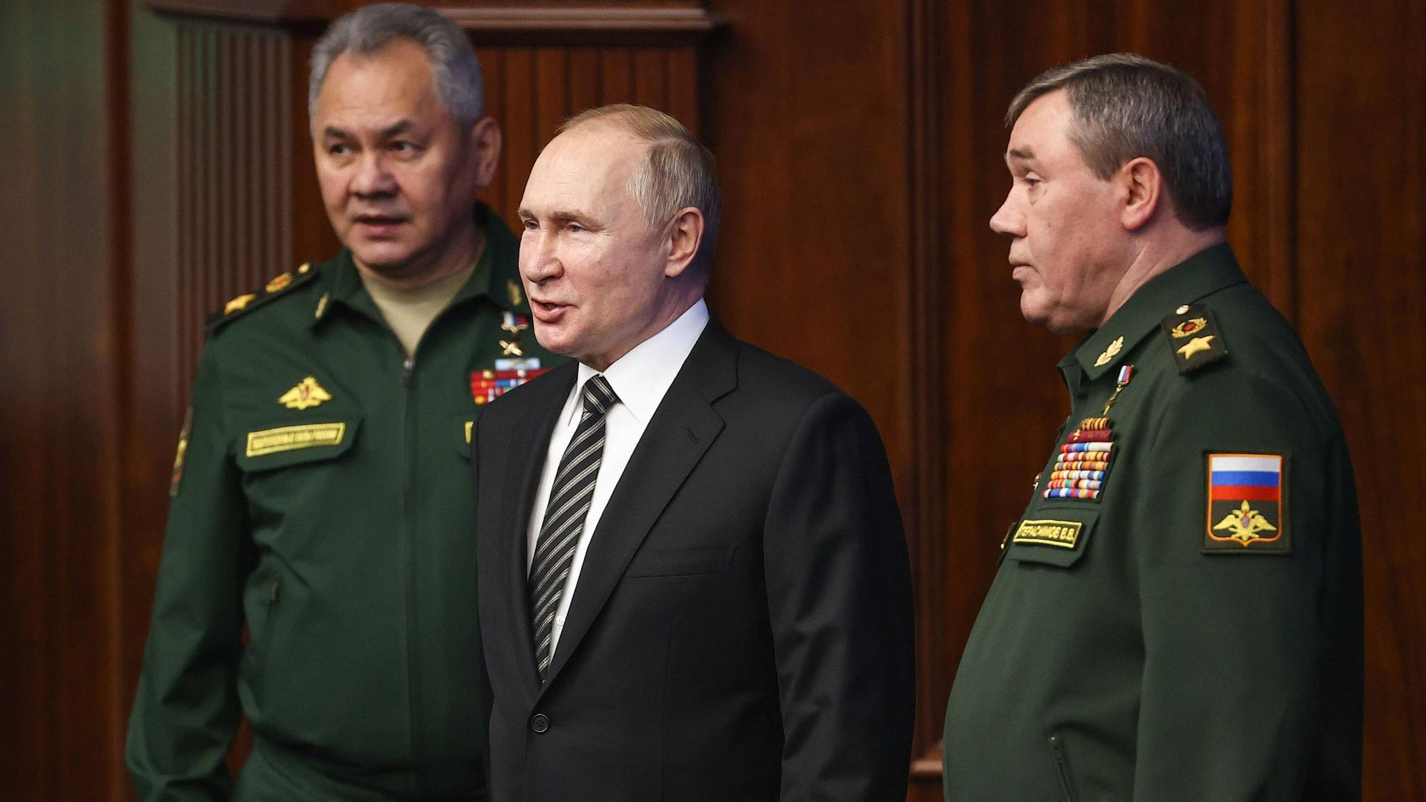 Der russische Generalstabschef Waleri Gerassimov (r.) und der ehemalige Kriegsminister Sergei Schoigu (l.) zusammen mit Kremlchef Wladimir Putin. Gegen alle drei wurden internationale Haftbefehle erlassen. (Archivbild)