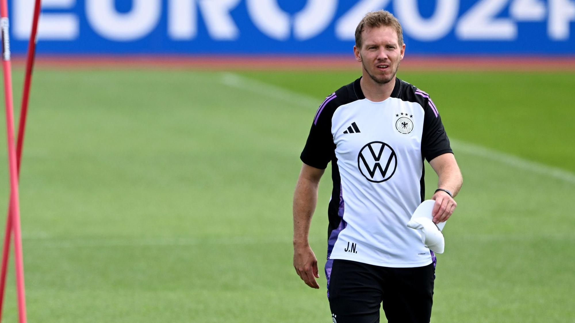 Julian Nagelsmann, Trainer der deutschen Fußball-Nationalmannschaft, leitet eine Trainingseinheit im DFB-Quartier in Herzogenaurach.