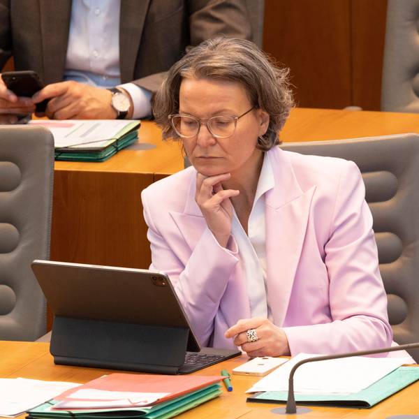 13.06.2024, Nordrhein-Westfalen, Düsseldorf: Ina Scharrenbach (CDU), Ministerin für Heimat, Kommunales, Bau und Gleichstellung von Nordrhein-Westfalen sitzt während der Aktuellen Stunde im Plenum des Landtags. Foto: Thomas Banneyer/dpa +++ dpa-Bildfunk +++