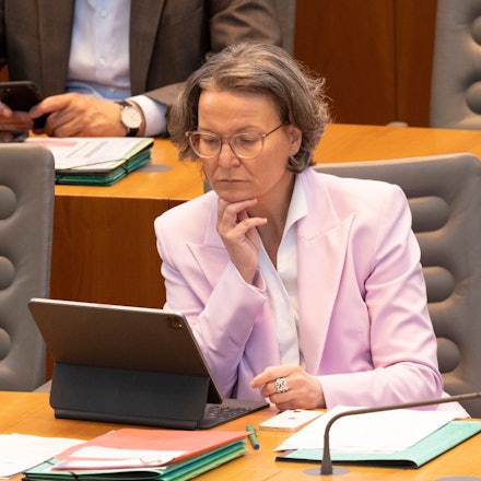 13.06.2024, Nordrhein-Westfalen, Düsseldorf: Ina Scharrenbach (CDU), Ministerin für Heimat, Kommunales, Bau und Gleichstellung von Nordrhein-Westfalen sitzt während der Aktuellen Stunde im Plenum des Landtags. Foto: Thomas Banneyer/dpa +++ dpa-Bildfunk +++