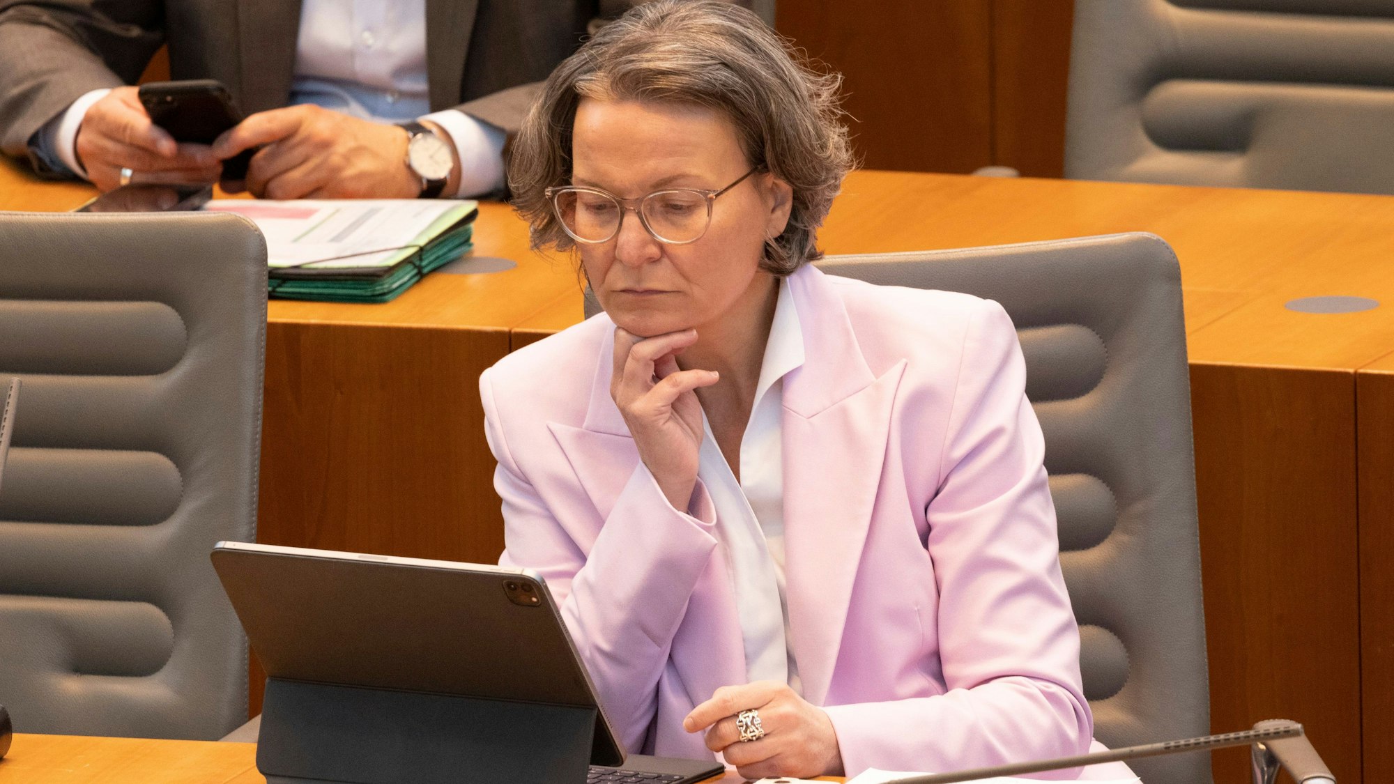 13.06.2024, Nordrhein-Westfalen, Düsseldorf: Ina Scharrenbach (CDU), Ministerin für Heimat, Kommunales, Bau und Gleichstellung von Nordrhein-Westfalen sitzt während der Aktuellen Stunde im Plenum des Landtags. Foto: Thomas Banneyer/dpa +++ dpa-Bildfunk +++