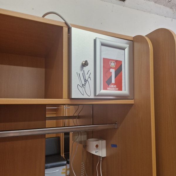 Die Spinde sind signiert, hier von Leverkusens Nummer eins Lukas Hradecky.