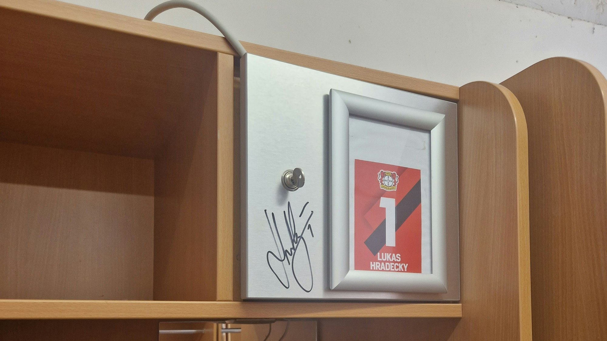 Die Spinde sind signiert, hier von Leverkusens Nummer eins Lukas Hradecky.