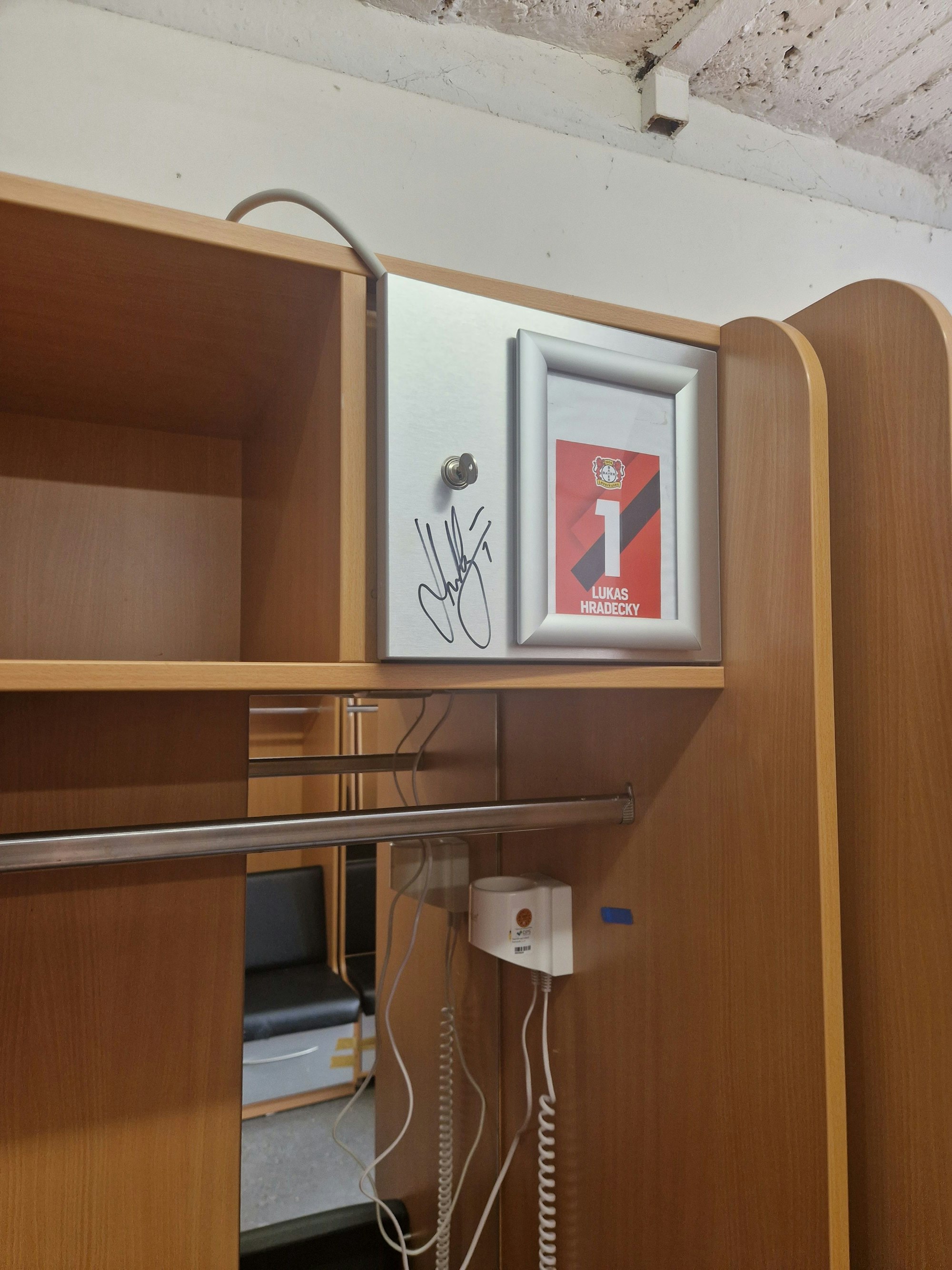 Ebenfalls beliebt in der zweiten Bieterphase war der Spind von Torhüter und Kapitän Lukáš Hrádecký. 2250 Euro hat Benny D. dafür geboten.