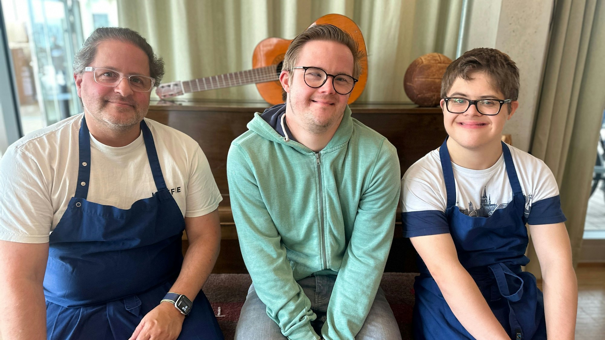 Tomaso Giurgolo (links) mit Felix Roth und Praktikant Fabian Reimann, die zusammen im Projekt Blaupause, dem Café der OSK, arbeiten.