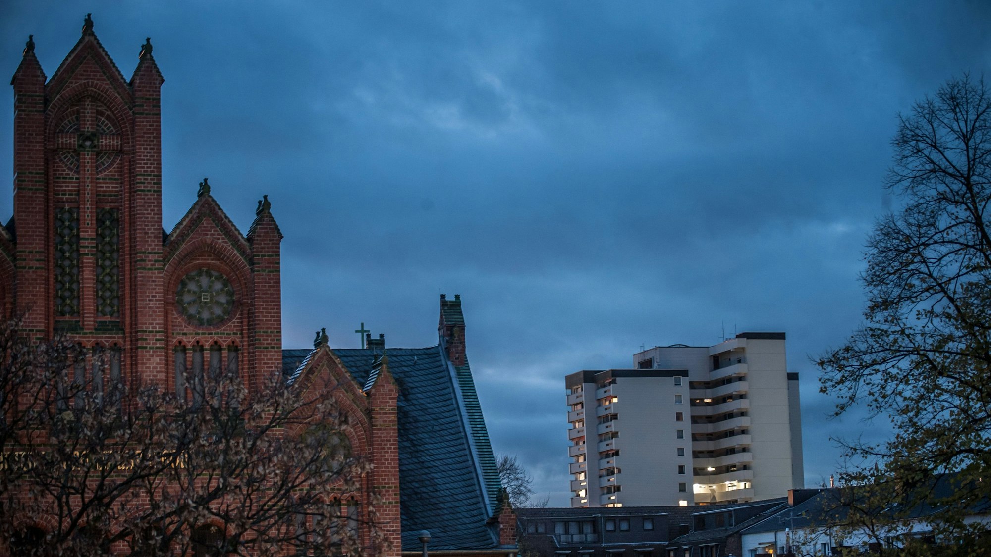 Die City A in Wiesdorf bei Nacht.