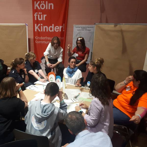An Diskussions- und Thementischen diskutierten die Kinder und Jugendlichen mit Vertretern von Stadt, Politik, AWB und Polizei; im Innenhof gab's Spiele und Snacks.
