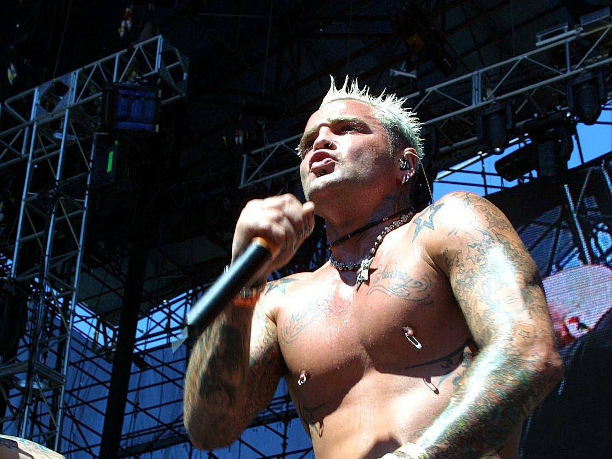 So liebten Fans den Frontmann von Crazy Town, Shifty Shellshock. Zu seinen Markenzeichen gehörten Anfang der 2000er der nackte Oberkörper, die vielen Tattoos und die blondierten Haare. (Archivbild)