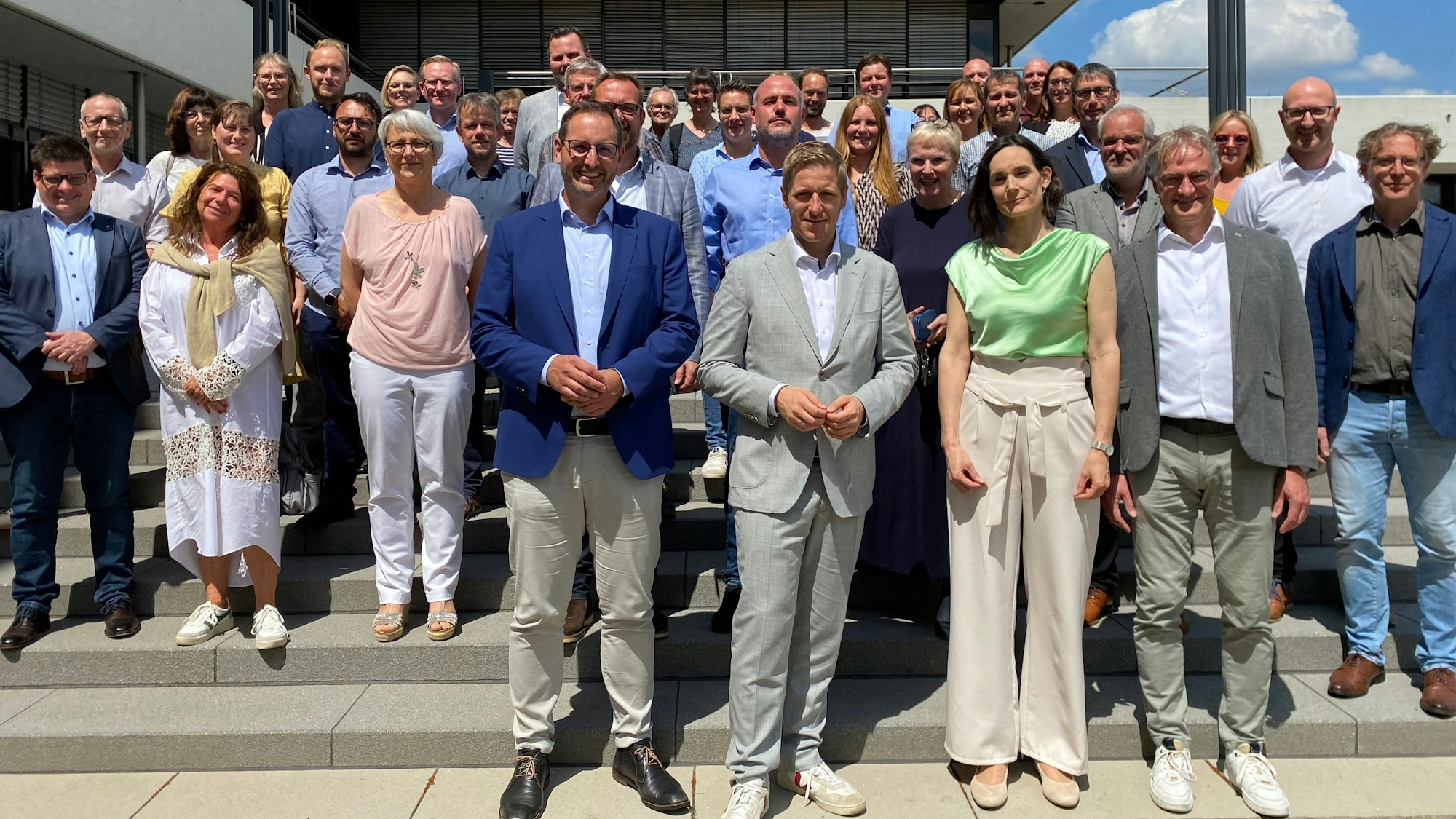 Alle 33 Akteure posieren vor dem Kreishaus in Euskirchen für ein Foto.