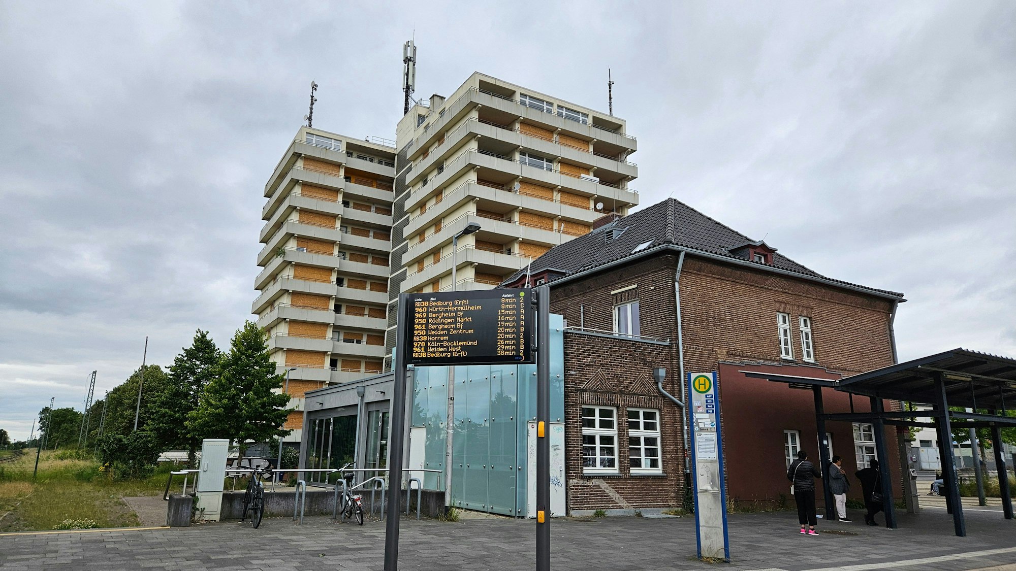 Auf einem Hochhaus stehen mehrere Mobilfunkmasten.