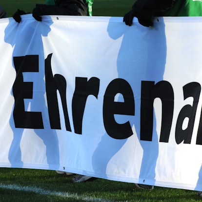 Jugendliche halten ein Banner mit der Aufschrift „Ehrenamt“ in den Händen.