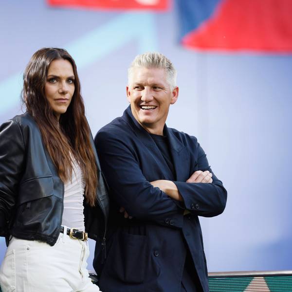 Bastian Schweinsteiger und Esther Sedlaczek stehen am Spielfeldrand.