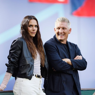Bastian Schweinsteiger und Esther Sedlaczek stehen am Spielfeldrand.