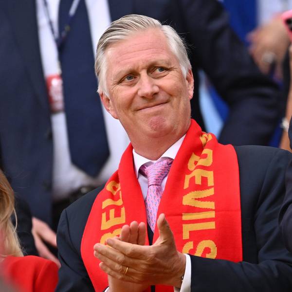 König Philippe steht auf der Tribüne.
