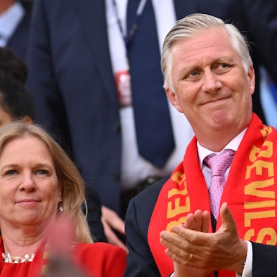 König Philippe steht auf der Tribüne.