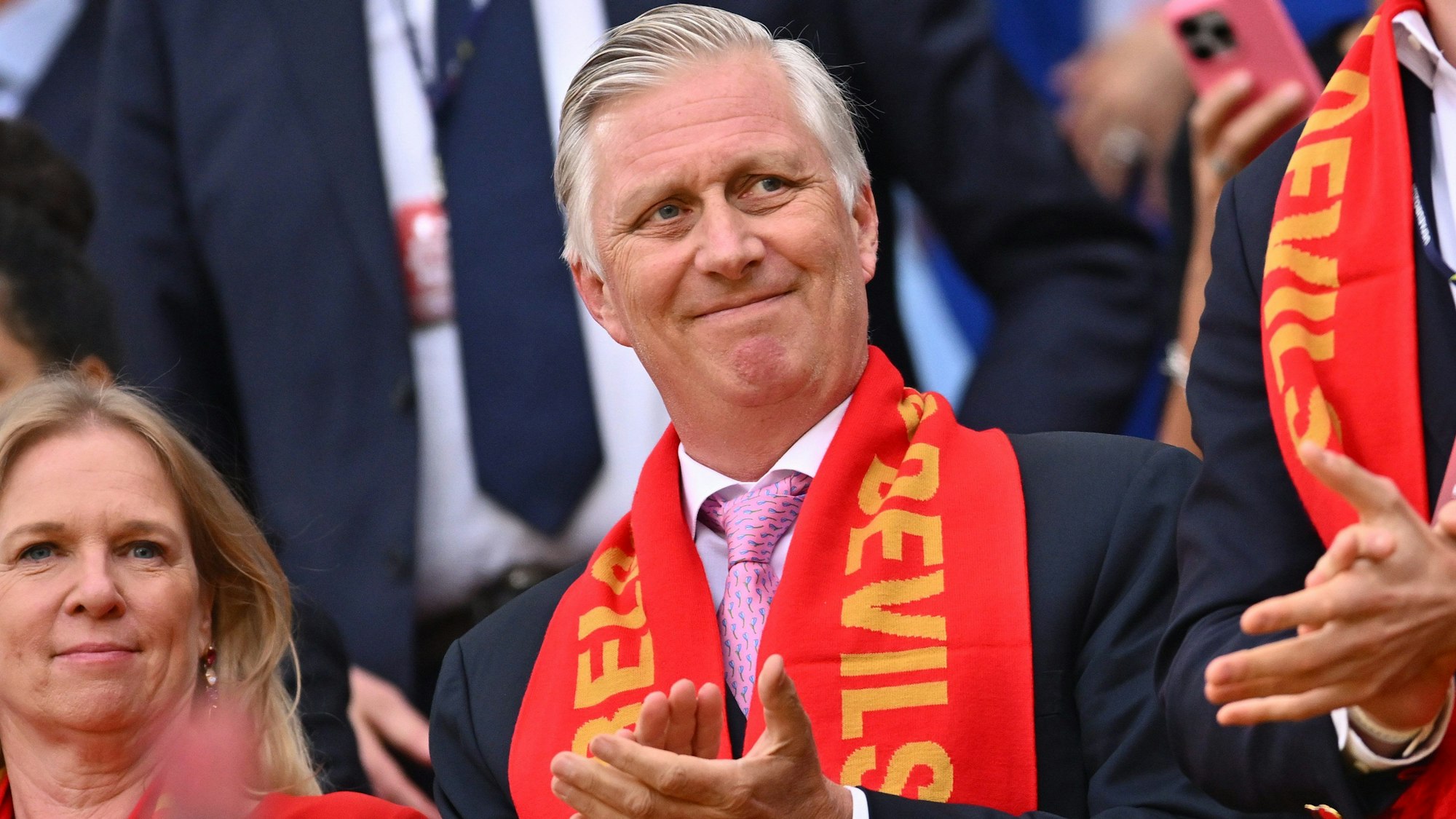 König Philippe steht auf der Tribüne.