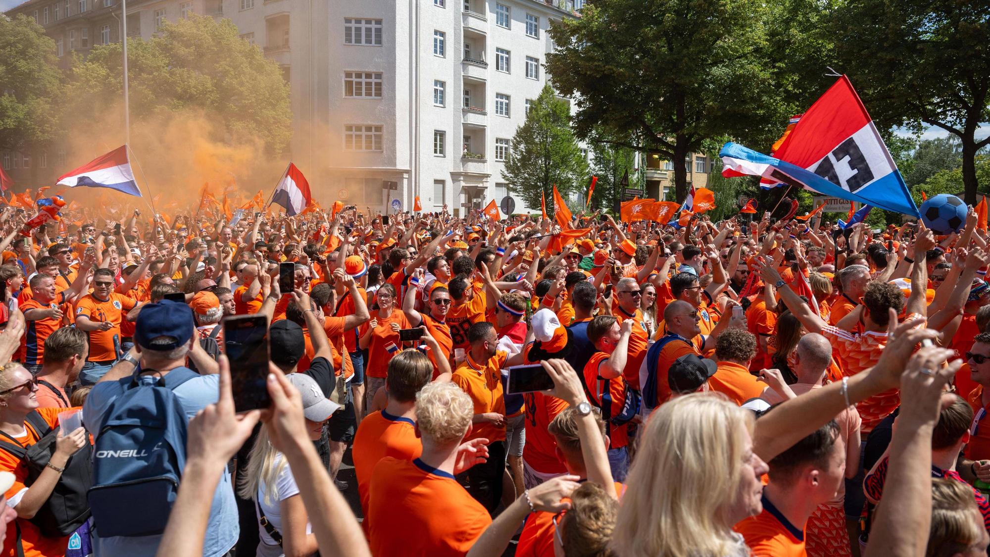 Fanmarsch der Fans der Niederlande in Berlin
